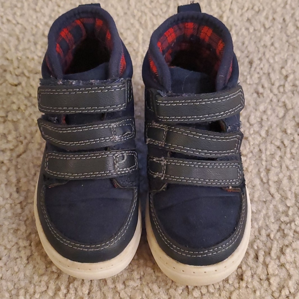 GUC Osh Kosh Toddler size 7 Sneakers